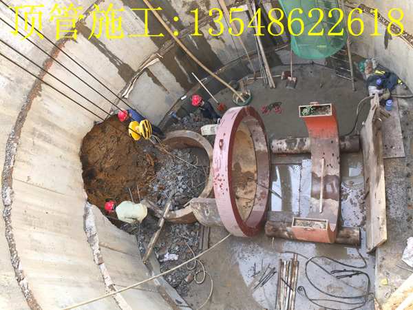 岳麓大道西Ф2400 mm雨水顶管工程