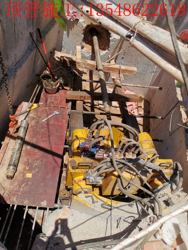 国际新城Ф400 mm玻璃钢夹砂管微型顶管