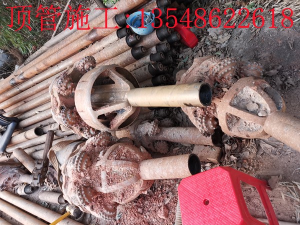 南方水泥厂多孔Ф175mm 电力顶管施工