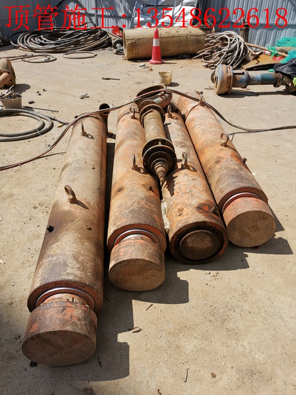 隆回汽车总站Ф1500 mm岩石顶管施工